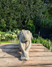 Lade das Bild in den Galerie-Viewer, Sitzender beruhigender Engel - HANDMADE aus Steinguss, naturton (frostfest bis -30 Grad)