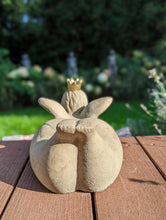 Lade das Bild in den Galerie-Viewer, "Liegende lustige Dame mit Flügel" - HANDMADE aus Steinguss mit goldener Krone und roten Lippen, naturton (frostfest bis -30 Grad)