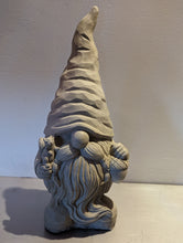 Lade das Bild in den Galerie-Viewer, Niedlicher Zwerg mit Knollennase und Eichhörnchen - HANDMADE aus Steinguss, naturton (frostfest bis -30 Grad)