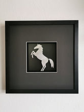Lade das Bild in den Galerie-Viewer, 3D-Objektbilderrahmen (ca. 35 x 35 cm) mit Motiv &quot;Springendes Pferd&quot;
