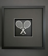 Lade das Bild in den Galerie-Viewer, 3D-Objektbilderrahmen (ca. 35 x 35 cm) mit Motiv &quot;Tennisschläger mit Ball&quot;
