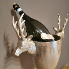 Lade das Bild in den Galerie-Viewer, Alpin Chic: Imposanter Champagnerkühler mit zwei großen Hirschköpfen und Geweihstandfuß in antiksilber
