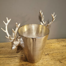 Lade das Bild in den Galerie-Viewer, Alpiner Flair: Stilvoller Champagnerkühler mit zwei großen Hirschköpfen in antiksilber