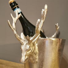 Lade das Bild in den Galerie-Viewer, Alpiner Flair: Stilvoller Champagnerkühler mit zwei großen Hirschköpfen in antiksilber