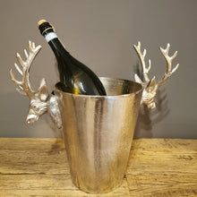 Lade das Bild in den Galerie-Viewer, Alpiner Flair: Stilvoller Champagnerkühler mit zwei großen Hirschköpfen in antiksilber