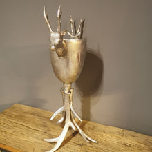 Lade das Bild in den Galerie-Viewer, Alpin Chic: Imposanter Champagnerkühler mit zwei großen Hirschköpfen und Geweihstandfuß in antiksilber