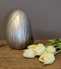 Lade das Bild in den Galerie-Viewer, Dekoratives antiksilberfarbenes großes Ei

