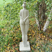 Lade das Bild in den Galerie-Viewer, &quot;Arrogante Dame mit Krone&quot; - HANDMADE-Statue aus Steinguss in drei Varianten im Naturton (frostfest -30 Grad)
