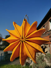 Lade das Bild in den Galerie-Viewer, Gelber robuster Lampion am Stab vor blauem Himmel