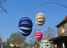 Lade das Bild in den Galerie-Viewer, Barlooon Lampions in pink taubenblaugrau creme am Edelstahlstab vor blauem Himmel Alrabi Metall & Design