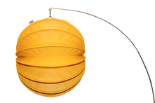 Lade das Bild in den Galerie-Viewer, Gelber Lampion am Edelstahlstab mit der Anbringung an der Öse in Nahaufnahme