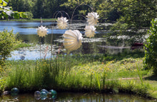 Lade das Bild in den Galerie-Viewer, Weiße Barlooons am Erdspieß im See, Lampions wetterfest