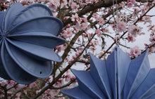 Lade das Bild in den Galerie-Viewer, Barlon Wetterfester Outdoorlampion in Kirschblüten taubenblaugrau
