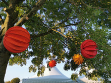 Lade das Bild in den Galerie-Viewer, Barlooons Lampions in rot gelb und orange im Baum hängend