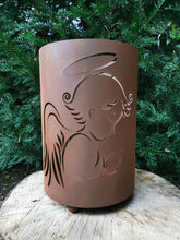Lade das Bild in den Galerie-Viewer, Edelrost-Säule mit betendem kleinen Schutzengel