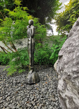Lade das Bild in den Galerie-Viewer, Edles und modernes Paar - HANDMADE-Statue aus Steinguss mit anthrazit-goldener Patina (frostfest bis -30 Grad)