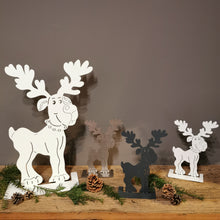 Lade das Bild in den Galerie-Viewer, Knuffiger Elchhund Fred aus Aluminium in weiß für drinnen &amp; draußen in zwei Größen
