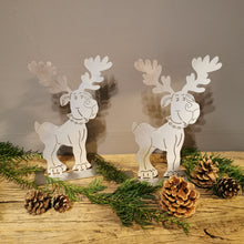 Lade das Bild in den Galerie-Viewer, Knuffiger Elchhund Fred aus Edelstahl für drinnen & draußen