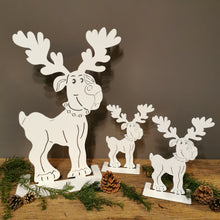 Lade das Bild in den Galerie-Viewer, Knuffiger Elchhund Fred aus Aluminium in weiß für drinnen & draußen in zwei Größen