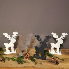 Lade das Bild in den Galerie-Viewer, Knuffiger Elchhund Fred aus Aluminium in weiß für drinnen & draußen in zwei Größen