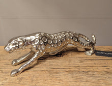 Lade das Bild in den Galerie-Viewer, Eleganter Leopard zum exklusive Akzente setzen in antiksilber
