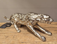 Lade das Bild in den Galerie-Viewer, Eleganter Leopard zum exklusive Akzente setzen in antiksilber
