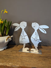 Lade das Bild in den Galerie-Viewer, Entspanntes Hasenpaar in Aluminium naturfarben für drinnen & draußen