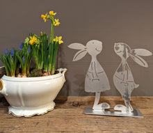 Lade das Bild in den Galerie-Viewer, Entspanntes Hasenpaar in Aluminium naturfarben für drinnen & draußen