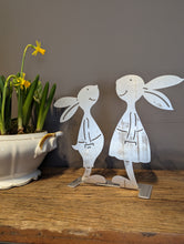 Lade das Bild in den Galerie-Viewer, Entspanntes Hasenpaar in Aluminium naturfarben für drinnen & draußen