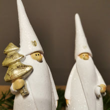 Lade das Bild in den Galerie-Viewer, Feiner glitzernder Weihnachtsmann mit kleinem Herz, schneeweiß mit goldenen Akzenten in zwei Ausführungen