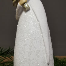 Lade das Bild in den Galerie-Viewer, Feiner glitzernder Weihnachtsmann mit kleinem Herz, schneeweiß mit goldenen Akzenten in zwei Ausführungen