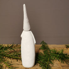 Lade das Bild in den Galerie-Viewer, Feiner glitzernder Weihnachtsmann mit kleinem Herz, schneeweiß mit goldenen Akzenten in zwei Ausführungen