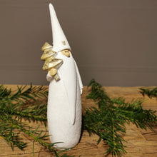 Lade das Bild in den Galerie-Viewer, Feiner glitzernder Weihnachtsmann mit kleinem Herz, schneeweiß mit goldenen Akzenten in zwei Ausführungen