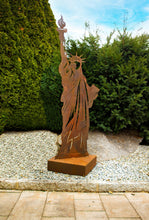 Lade das Bild in den Galerie-Viewer, Edelrost-Freiheitsstatue für den "American Way of Life" und das Gefühl von Weite und Freiheit in 200 cm Höhe