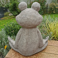 Lade das Bild in den Galerie-Viewer, Großer und schwerer Meditations-Frosch zum Entspannen im Naturton HANDMADE aus Steinguss (frostfest -30 Grad)