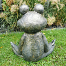 Lade das Bild in den Galerie-Viewer, Großer und schwerer Meditations-Frosch zum Entspannen mit anthrazit-goldener Patina HANDMADE aus Steinguss (frostfest -30 Grad)