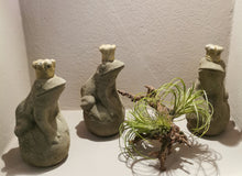 Lade das Bild in den Galerie-Viewer, Froschkönige zum Liebhaben - HANDMADE aus Steinguss mit goldener Krone (frostfest)