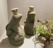 Lade das Bild in den Galerie-Viewer, Froschkönige zum Liebhaben - HANDMADE aus Steinguss mit goldener Krone (frostfest)