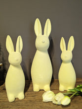 Lade das Bild in den Galerie-Viewer, Fröhlicher Hase in gelb für die Frühlingsdeko in zwei möglichen Größen