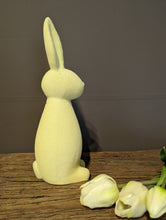 Lade das Bild in den Galerie-Viewer, Fröhlicher Hase in gelb für die Frühlingsdeko in zwei möglichen Größen