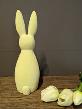 Lade das Bild in den Galerie-Viewer, Fröhlicher Hase in gelb für die Frühlingsdeko in zwei möglichen Größen