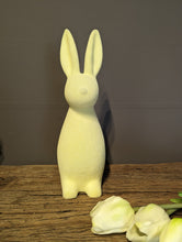 Lade das Bild in den Galerie-Viewer, Fröhlicher Hase in gelb für die Frühlingsdeko in zwei möglichen Größen