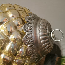 Lade das Bild in den Galerie-Viewer, Edle und außergewöhnliche sehr große Glaszapfen in antik silber-gold in zwei Größen