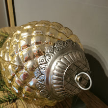 Lade das Bild in den Galerie-Viewer, Edle und außergewöhnliche sehr große Glaszapfen in antik silber-gold in zwei Größen