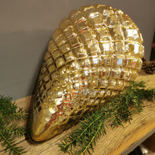 Lade das Bild in den Galerie-Viewer, Edle und außergewöhnliche sehr große Glaszapfen in antik silber-gold in zwei Größen