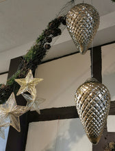 Lade das Bild in den Galerie-Viewer, Edle und außergewöhnliche sehr große Glaszapfen in antik silber-gold in zwei Größen