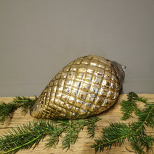 Lade das Bild in den Galerie-Viewer, Edle und außergewöhnliche sehr große Glaszapfen in antik silber-gold in zwei Größen