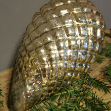 Lade das Bild in den Galerie-Viewer, Edle und außergewöhnliche sehr große Glaszapfen in antik silber-gold in zwei Größen