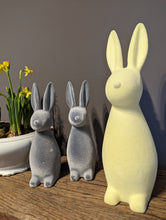 Lade das Bild in den Galerie-Viewer, Fröhlicher Hase in gelb für die Frühlingsdeko in zwei möglichen Größen