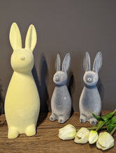 Lade das Bild in den Galerie-Viewer, Fröhlicher Hase in gelb für die Frühlingsdeko in zwei möglichen Größen